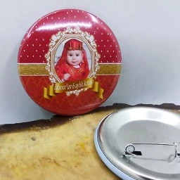 6 Ay Kınası Partisi Rozeti Resimli Metal 6 cm İğneli Yaka Rozeti