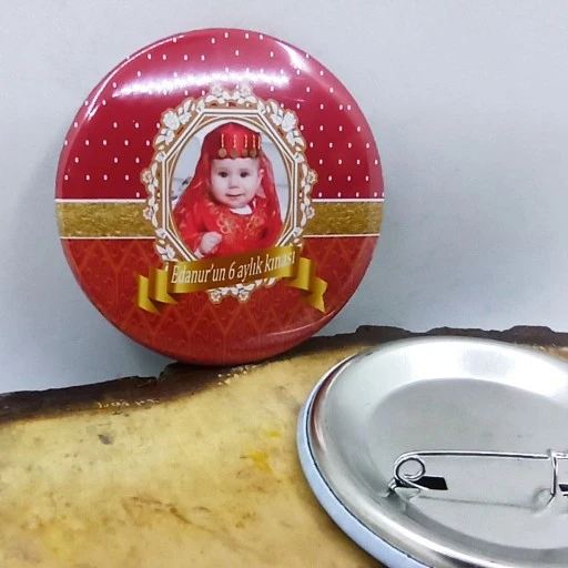 6 Ay Kınası Partisi Rozeti Resimli Metal 6 cm İğneli Yaka Rozeti