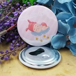 Bulut Üstünde Uyuyan Bebek Konsept Baskılı Bebek Şekeri Metal Magnet Açacak 58 Mm