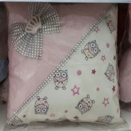 Taçlı Ve Fiyonk Baskılı Takılı Kız Bebek Takı Yastığı