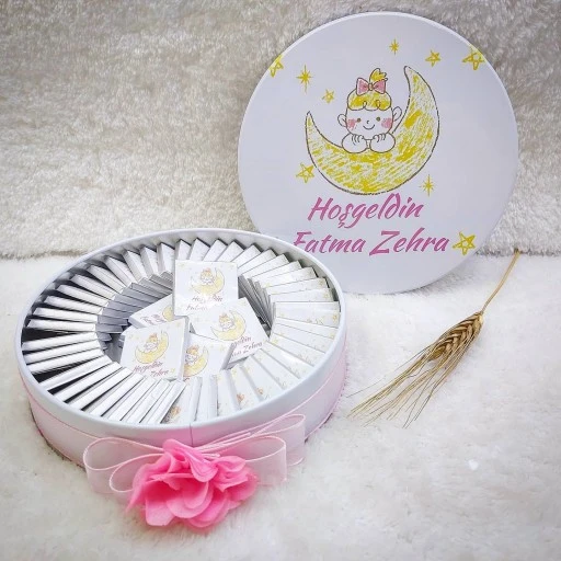 Ay Üstünde Bebek Metal Kutuda Kız Bebek Çikolatası Uv Baskılı Madlen Çikolata