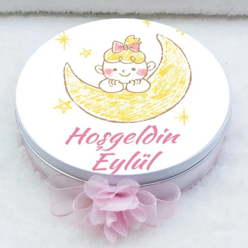 Ay Üstünde Bebek Metal Kutuda Kız Bebek Çikolatası Uv Baskılı Madlen Çikolata