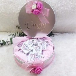 Çiçek Süslemeli Yuvarlak Metal Kutu Bebek Çikolatası 50 li