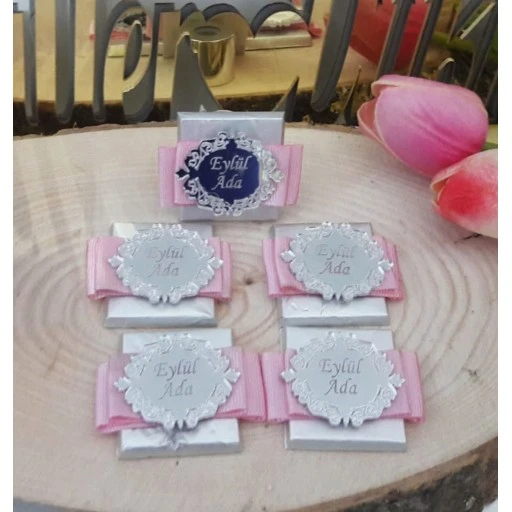 İşlemeli Pleksi İsimlikli Kız Bebek Çikolatası 