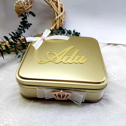 Pleksi İsimli Metal Kutu Bebek Çikolatası 50 Li