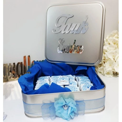 Pleksi İsimli Metal Kutu Bebek Çikolatası 50 Li