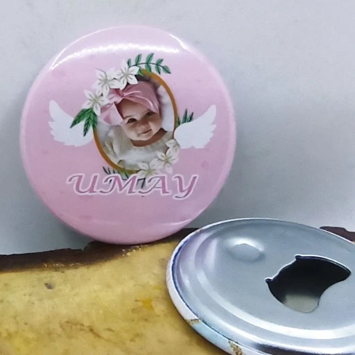 Melek Konsept Bebek Mevlüt Hediyesi Baskılı Resimli Metal Magnet Açacak 58 Mm Doğum Günü Hediyesi