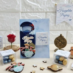 3 Boyutlu Kabartmalı ve Çikolatalı Açacak Magnet Yeni Doğan Mevlid Hediyelik Küçük Prens Arkası Kartonlu Erkek Bebek Şekeri