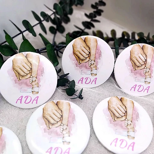 El Ele Baskılı Kız Bebek Açacak Magnet Hediyelik