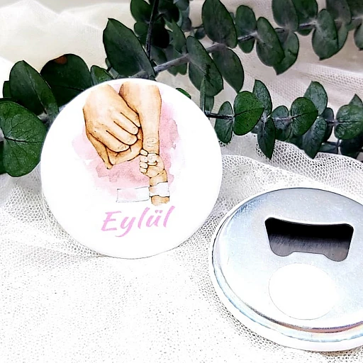 El Ele Baskılı Kız Bebek Açacak Magnet Hediyelik