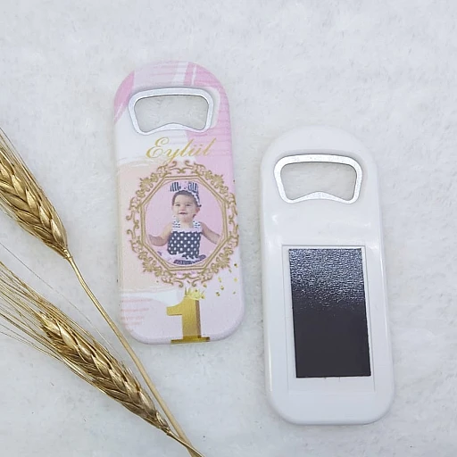 1 Yaş Kız Çocuk Doğum Günü Hediyesi Dikey Açacak Magnet 4,5x10,5 cm Uv Baskılı