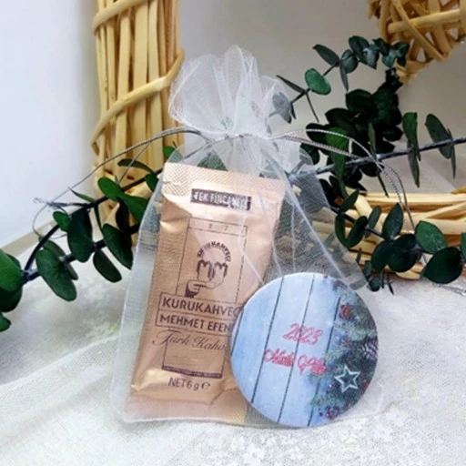 Tül Kese İçinde Açacak Ve Kahve Yeni Yıl Hediyesi