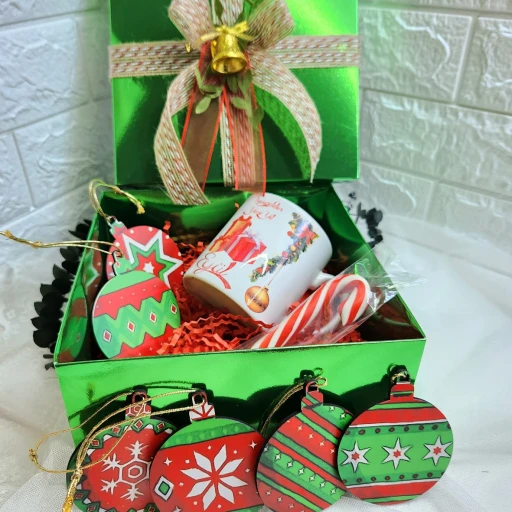 Yılbaşı Hediyesi Yeni Yıl Hediyesi Kutu Seti Kişiye Özel 6 Adet Ağaç Süsü Hediyeli