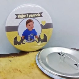 Sarı Gümüş Giri Fil Konsept Doğum Günü Rozeti Resimli Metal 6 cm İğneli Yaka Rozeti