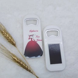 Kırmızı Elbiseli Kız Baskılı Dikey Açacak Magnet 4,5x10,5 cm Uv Kına Gecesi Hediyeliği