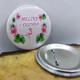 Filamingo Doğum Günü Konsetp Rozeti Resimli Metal 6 cm İğneli Yaka Rozeti