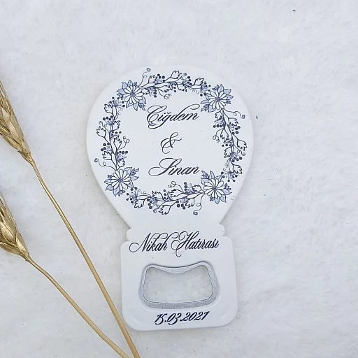 Siyah Beyaz Çiçekli Baskılı Balon Açacak Magnet 11x7 cm Uv Nişan Hediyeliği Nikah Şekeri