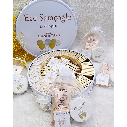 Ay Üstünde Bebek Metal Kutuda Kız Bebek Çikolatası Uv Baskılı Madlen Çikolata