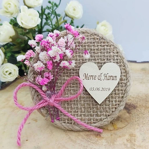 Hasır Tabla Üzeri Ahşap İsimli Kuru Çiçekli Nikah Şekeri