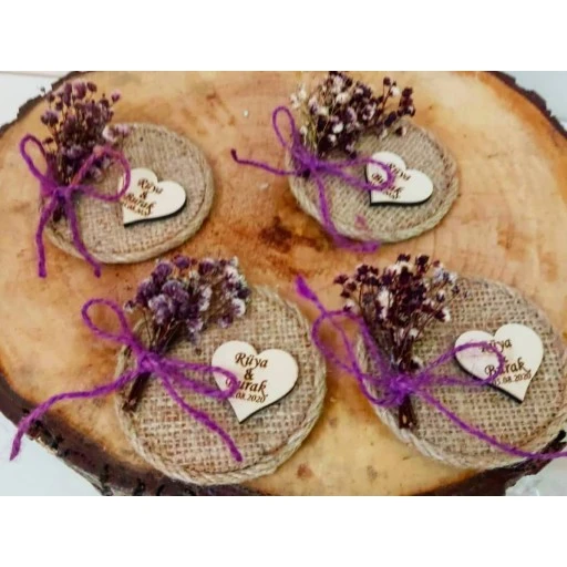 Hasır Tabla Üzeri Ahşap İsimli Kuru Çiçekli Nikah Şekeri