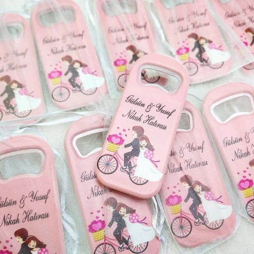 Nikah Şekeri Pembe Bisikletli Uzun Açacak Magnet 4,5x10,5 cm Uv Nikah Şekeri Nişan Şekeri