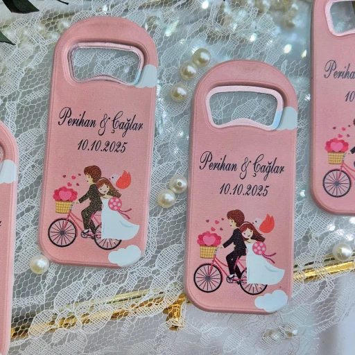 Nikah Şekeri Pembe Bisikletli Uzun Açacak Magnet 4,5x10,5 cm Uv Nikah Şekeri Nişan Şekeri