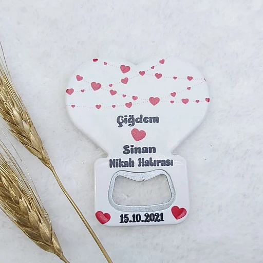 Kalplerle Süslü Kalp Balon Açacak Magnet 7,5x8,5 cm Uv Nikah Şekeri Nişan Hediyeği
