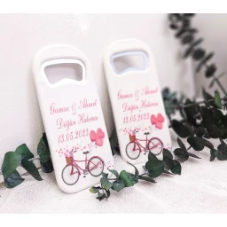 Pembe Bisikletli Uzun Açacak Magnet 4,5x10,5 Cm Uv Nikah Şekeri Nişan Hediyeği