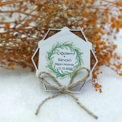 Prizma Desenli Yeşil Çiçekli Fiyonklu Ahşap Nikah Şekeri Uv Baskı Nişan Hediyeliği Ekonomik