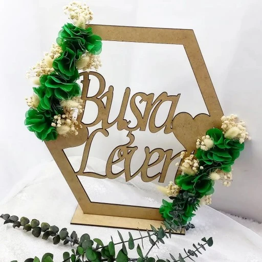 Kuru Çiçeklerle Süslü Altıgen Doğal Ahşap Söz Nişan Masa Üstü İsimlik