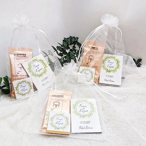 Tül Kese İçinde Ahşap Magnet Madlen Çikolata Ve Türk Kahvesi Nikah Şekeri Nişan Hediyeliği