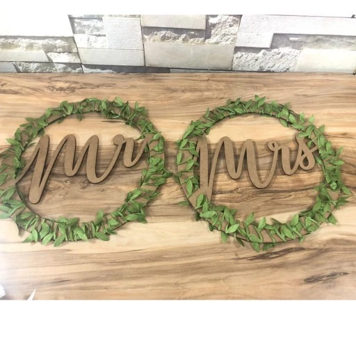 Doğal Ahşap Masa Arkası Fon Yaprak Süslü İkili İsimli